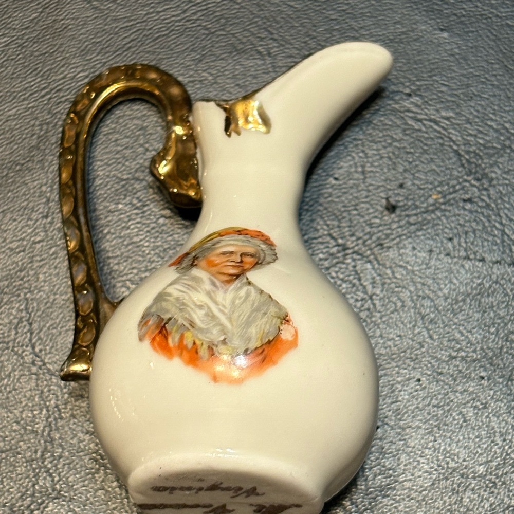 Vintage Miniature Pitcher Ewers GEORGE & MARTHA WASHINGTON MT Vernon - Picture 3 of 11